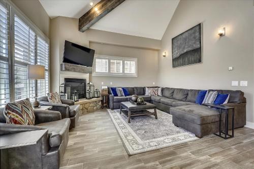 Experience mountain living in style at Corral 306E, a spacious, remodeled condo in Breckenridge – khách sạn tại Warrior's Mark