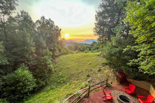 Ellijay Hideaway w/ Hot Tub, Views & Game Room! – khách sạn tại Ellijay (GA)
