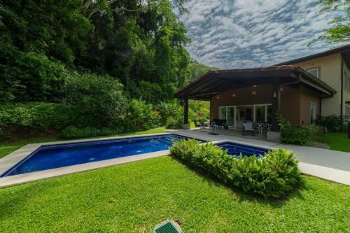 Casa Forest 4 bdrs private pool in Los Suenos – khách sạn tại Herradura