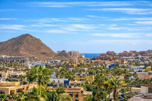 Rooftop Escape • Walk to Beach • Luxury Suite