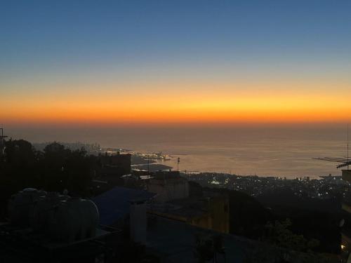 Mini 1BR Studio Central Broumana with Sea View – khách sạn tại Roumie