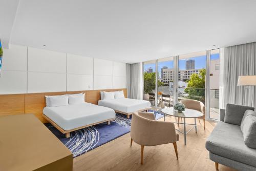 2 queen beds, 1 sofa bed