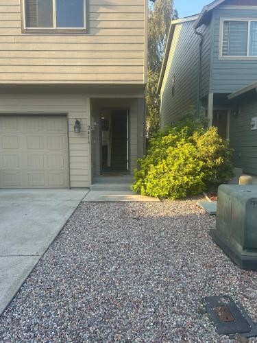 Charming Townhome Escape in Hazel Dell North (WA)