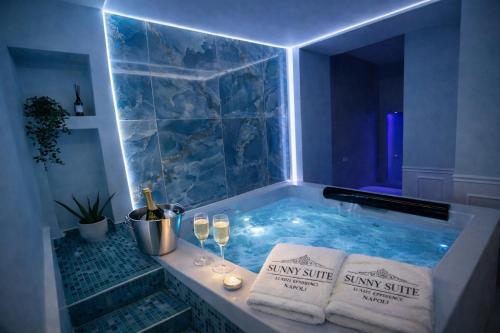 Sunny Suite Napoli - Jacuzzi Romantic Rooms near Central Station & Historic Center