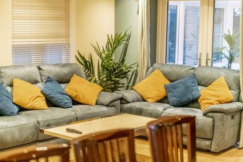 5 bed home in North London with free parking gîte à louer Fairlop Underground Station