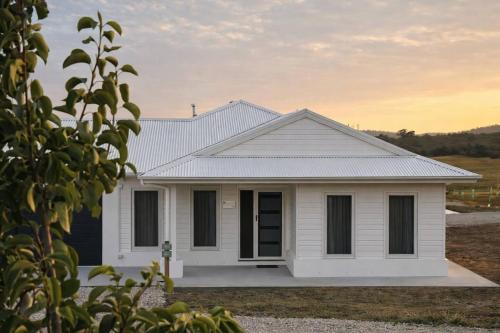 Wildflower Quarters - Boutique Hotel-Style King Countryside Suite in Heyfield