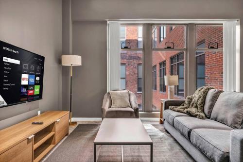 Luxe Downtown Condo • Pool Table & Parking