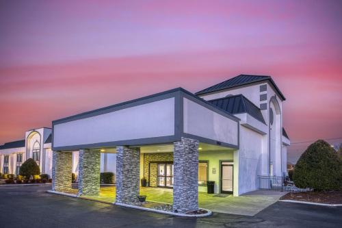 Baymont by Wyndham Greensboro/Coliseum - image 20