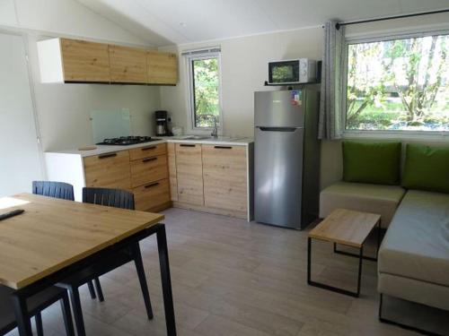 Mobil Home Confort avec Terrasse à Commequiers - API-1-52-1360 (Mobil Home Confort avec Terrasse a Commequiers - API-1-52-1360) in St Reverend