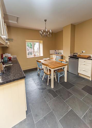 Stoodleigh Court Coach House B & B - image 2