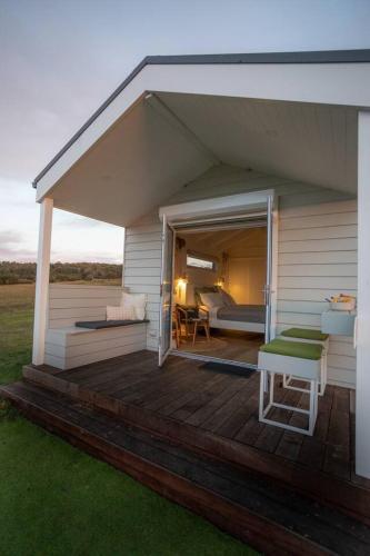 Banjos Cabin Gippsland - Luxury Eco Stay w King Bed & Pond Valley Views in Heyfield