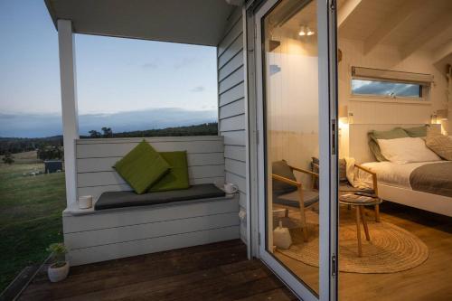 Banjos Cabin Gippsland - Luxury Eco Stay w King Bed & Pond Valley Views in Heyfield