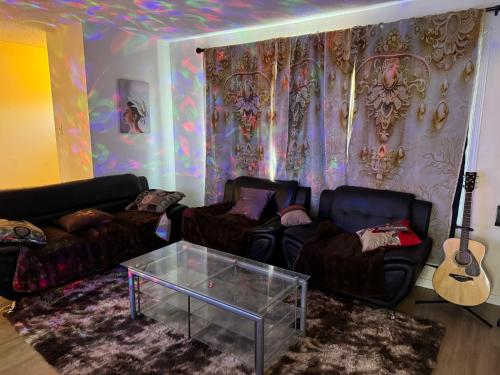 Spacious 3BR Main Floor Home Perfect for Families & Groups – khách sạn tại Rosslyn