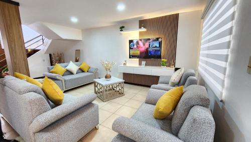 Casa familiar de 2 pisos en condominio privado