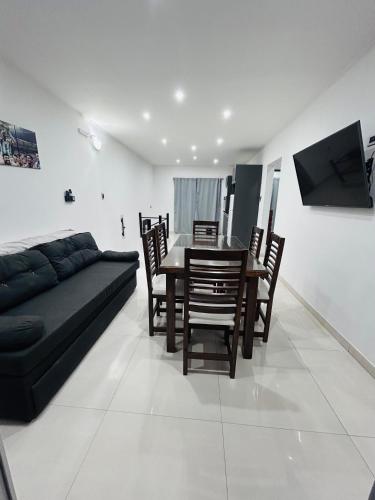 Departamento ESTRADA ideal para pasajeros en tránsito, viajes laborales o estadías cortas Ubicado en Ezeiza, a solo 20 minutos del Aeropuerto Internacional Ministro Pistarini, ofrece comodidad y practicidad para hasta 4 personas