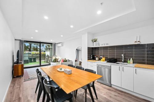 Two Bedroom Retreat Opposite Victoria Park in Abbotsford