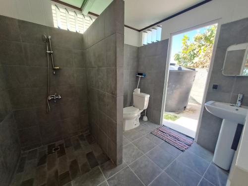 Shower, Fare Pitate in Manihi