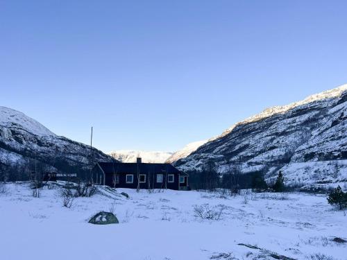 Зовнішній вигляд готелю, Remote Cabin With Hot Tub Near Vettisfossen in Овре Ардал