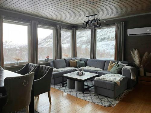 Зовнішній вигляд готелю, Remote Cabin With Hot Tub Near Vettisfossen in Овре Ардал
