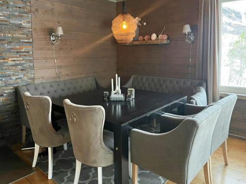 Зовнішній вигляд готелю, Remote Cabin With Hot Tub Near Vettisfossen in Овре Ардал