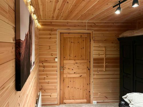 Зовнішній вигляд готелю, Remote Cabin With Hot Tub Near Vettisfossen in Овре Ардал
