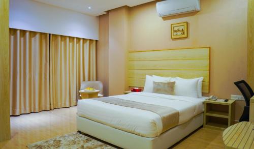EXECUTIVE A C DELUXE NEAR SQUARE HoSPITAL - Dhaka