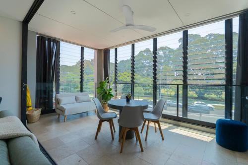 Balcony/terrace, House Banarung Coastal Residence in Rose Bay
