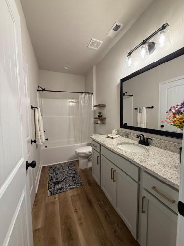 Stylish Pvt Baths Minutes to Shopping & Dining in 安德森