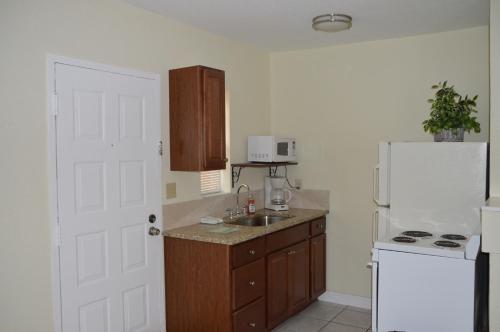 Johns Pass Beach Motel – Treasure Island, FL