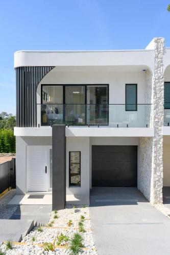 Brand New Luxury Home Dundas Valley Olympic Park in Dundas Valley