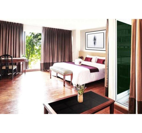 room detail thumbnail 1