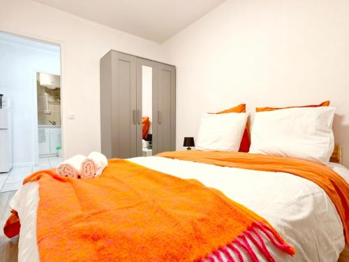 35m² Marais 2BR Apartment near Pompidou/Metro - image 6