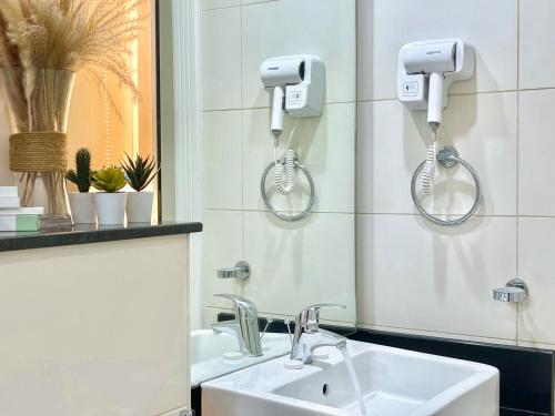 2 Bedroom Apt in Damac Capital Bay Tower A Business Bay by Luxaura - image 14