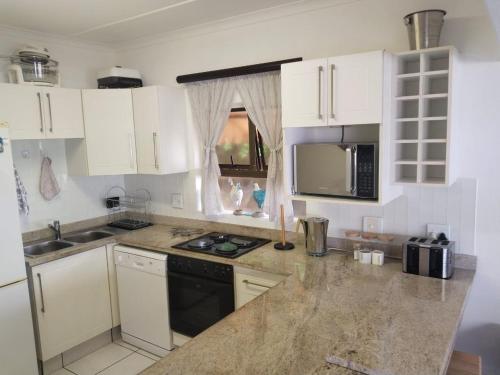 76 Eden Dunes Beachfront Apartment, Shelly Beach in Margate