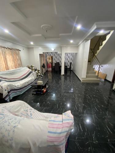 Executive 4BR Shortlet Near Airport – khách sạn tại Kosofe