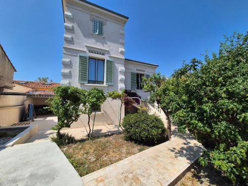 Magnifique villa 19ème, beau jardin, à 150m de la mer, climatisée, wifi, entièrement rénovée