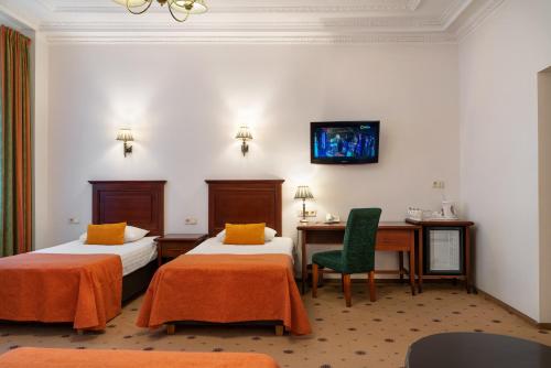 4 twin beds