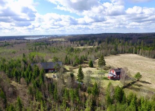 Apkārtne, Smuk svensk ødegård midt i skoven tæt på sø (Smuk svensk ødegard midt i skoven tæt pa sø) in Liatorp