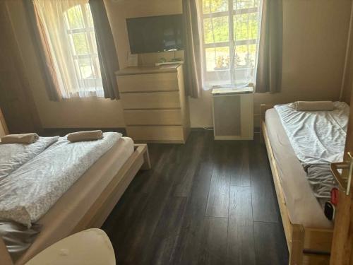 1 queen bed, 1 twin bed
