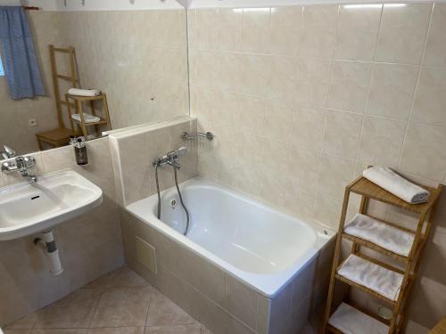 Bathroom, Roubenka Mustelka in Vilemov