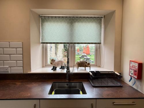 4-Bed Cottage at Famous Tuckers Grave Inn Sleeps 8 in Hemington