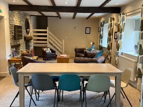 4-Bed Cottage at Famous Tuckers Grave Inn Sleeps 8 in Hemington
