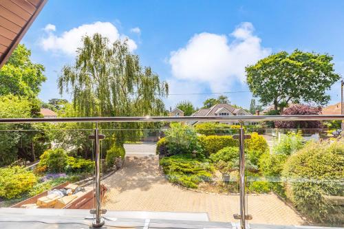 MOONGATE by BOURNECOAST - A Delightful Chalet Bungalow with a Garden and Parking - HB10672 in Littledown and Iford