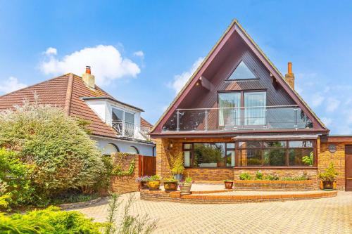 MOONGATE by BOURNECOAST - A Delightful Chalet Bungalow with a Garden and Parking - HB10672 in Littledown and Iford