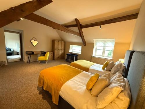 4-Bed Cottage at Famous Tuckers Grave Inn Sleeps 8 in Hemington