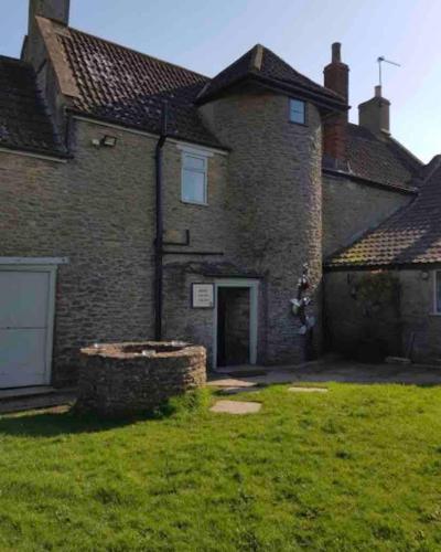 4-Bed Cottage at Famous Tuckers Grave Inn Sleeps 8 in Hemington