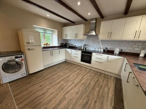 4-Bed Cottage at Famous Tuckers Grave Inn Sleeps 8 in Hemington