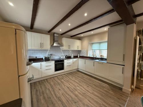 4-Bed Cottage at Famous Tuckers Grave Inn Sleeps 8 in Hemington