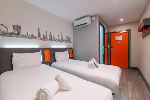 2 twin beds