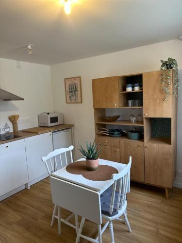 Charmant studio avec jardin arboré 15 min de Caen (Charmant studio avec jardin arbore 15 min de Caen) in Одрьо